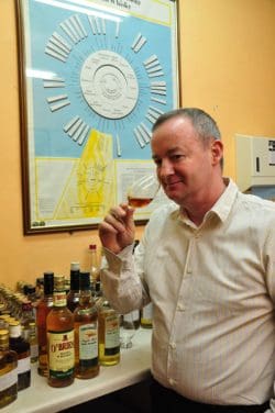 noel-sweeney-beim-nosing-250x376 Der Celtic Tiger zeigt wieder Krallen: Whiskey-Distillery-Boom in Ireland hält an