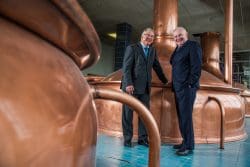 paul-amstrong-von-diageo-und-john-teeling-von-iwc-freuen-sich-in-der-great-norther-distillery-250x167 Der Celtic Tiger zeigt wieder Krallen: Whiskey-Distillery-Boom in Ireland hält an