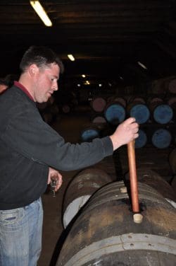 ewan-george-von-der-benriach-distillery-erlaeutert-mit-proben-die-wirkung-des-finnishings-250x376 Wir nehmen Sie mit auf eine Reise – nach Schottland!