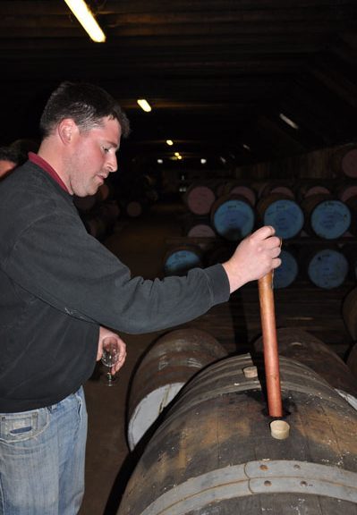 Ewan George von Benriach erläutert mit Proben die Wirkung des Finnishings