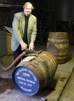 thomas-ide-beim-abfuellen Vorstellung: The Whisky Chamber von Thomas B. Ide