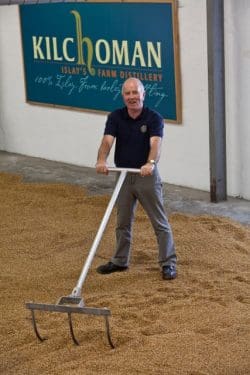 john-maclellan-distillery-manager-of-the-year-250x375 Bunter Herbst mit Islay’s Farm Distillery Kilchoman