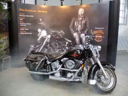 Motorradfan Frank Böer (auf dem Display) und die Festival-Harley