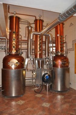 destillation-bei-haider-250x377 200 Jahre Tradition der Whisky-Destillerie Haider