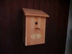 whisky-vogelhaus-frontansicht-250x188 Nicht nur für den Winter: Das Whisky-Vogelhaus