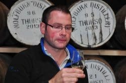 shane-fraser-freut-sich-uueber-das-geschmacksprofil-250x166 Neues aus dem Land der schwarzen Katze – Wolfburn Distillery und ihre Inaugural Release