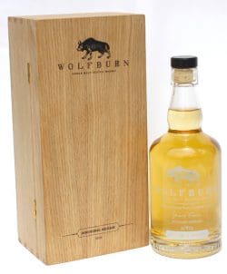 wolfburn_inaugural_with_box-250x302 Neues aus dem Land der schwarzen Katze – Wolfburn Distillery und ihre Inaugural Release