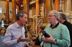 willi-schildge-und-andy-macdonald-beim-fachsimpeln-250x166 Tal der tiefen Ruhe: Glenmorangie - Historisches, Aktuelles