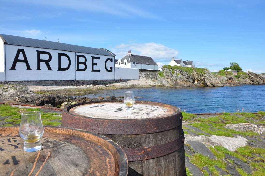 ardbeg-distillery Schafe blöken - Ardbegs Jubiläumswhisky „Blaaack“