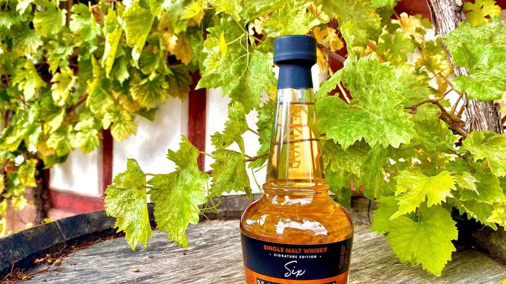 Six auf Fass mit Weinblättern und Fachwerk