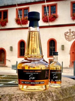 six-mit-miniatur-vor-rathaus-buergstadt-250x333 Neue St. Kilian Signature Edition Six hat viel fränkisches Herzblut und Terroir