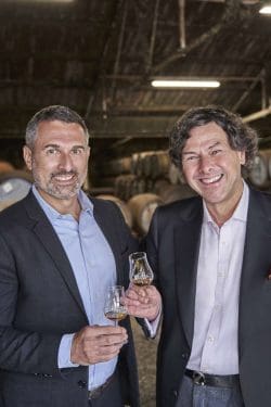 thomas-moradpour-and-dr-bill-lumsden-with-cask-3-250x375 Ardbeg Enthusiastin kauft einmaligen 1975 Islay Single Malt für 16 Millionen Pfund