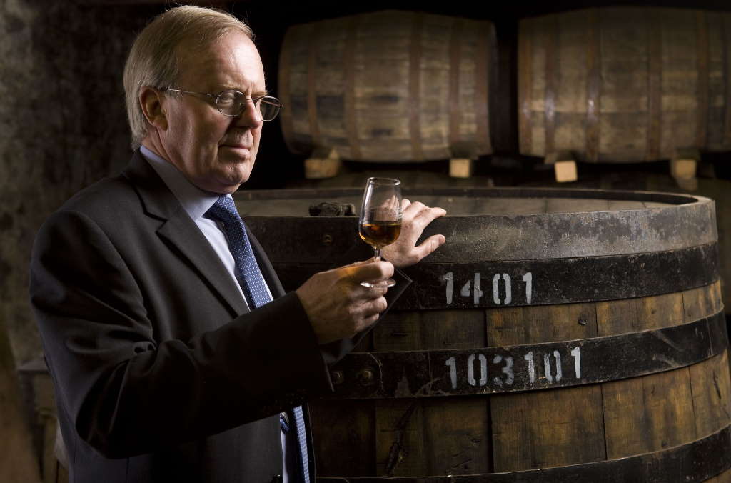 David C. Stewart MBE bei der Qualitätsprüfung des Whiskies