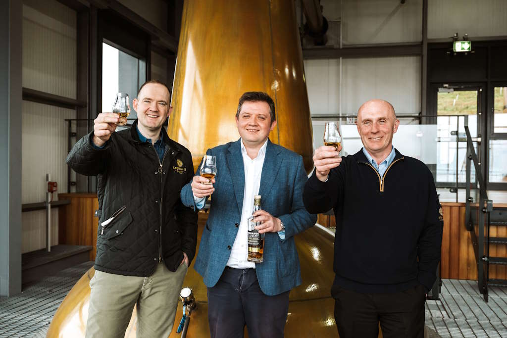 andrew-and-scott-laing-with-ardnahoe-distillery-manager-fraser-hughes-1 Erster Whisky der Ardnahoe Distillery auf Islay: 75 Jahre an destilliertem Wissen der Laing Family