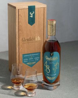 glenfiddich-1976-single-malt-scotch-whisky-250x316 Glenfiddich und Aston Martin: Eine Partnerschaft der Exzellenz und zwei außergewöhnliche Whiskys