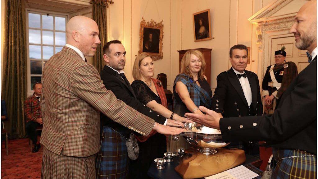 Vikki Bruce (3. v..) bei der Zeremonie