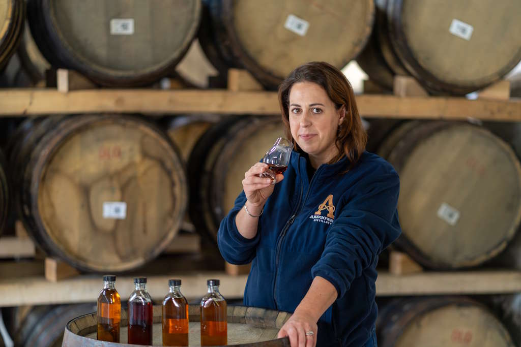 whisky-maker-laura-davies-nosing-clydebuilt Clydebuilt Whisky: Vier neue Abfüllungen und eine 5-Millionen-Pfund-Investition in die Zukunft