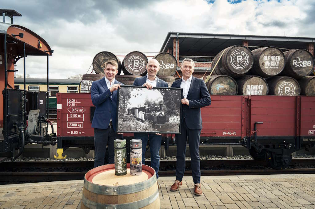 rasender-roland-thomas-schneider-karstentriebe-landrat-dr-stefan-kerth Rasender Roland x Störtebeker: Ein Whisky als Hommage an Rügens Schmalspurbahn
