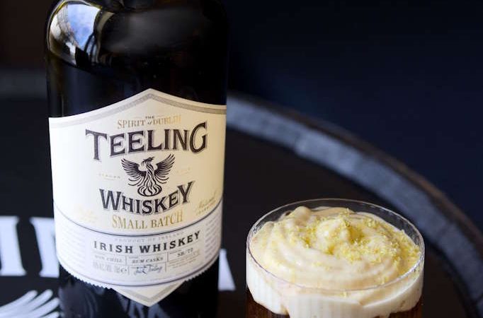 THERMAL PARADISE auf Basis von Teeling Small Batch, Amontillado Sherry, Kaffee- und Bananenlikör sowie Black Walnut Bitters