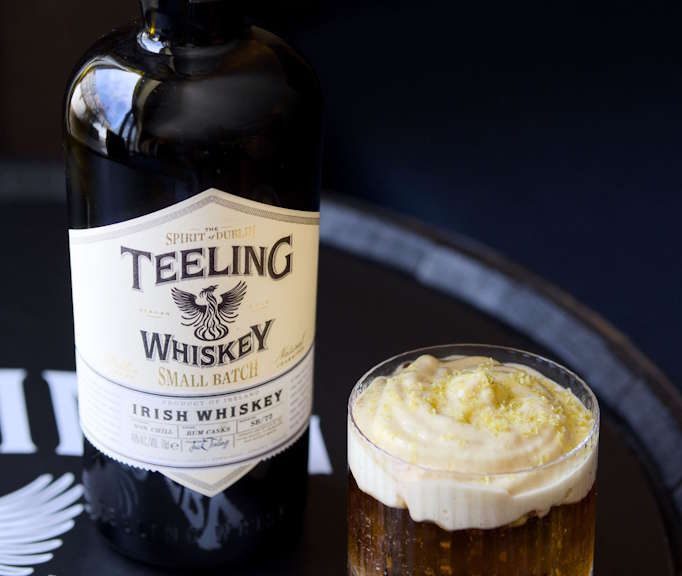 THERMAL PARADISE auf Basis von Teeling Small Batch, Amontillado Sherry, Kaffee- und Bananenlikör sowie Black Walnut Bitters