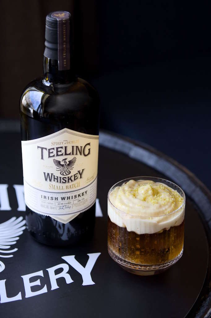THERMAL PARADISE auf Basis von Teeling Small Batch, Amontillado Sherry, Kaffee- und Bananenlikör sowie Black Walnut Bitters